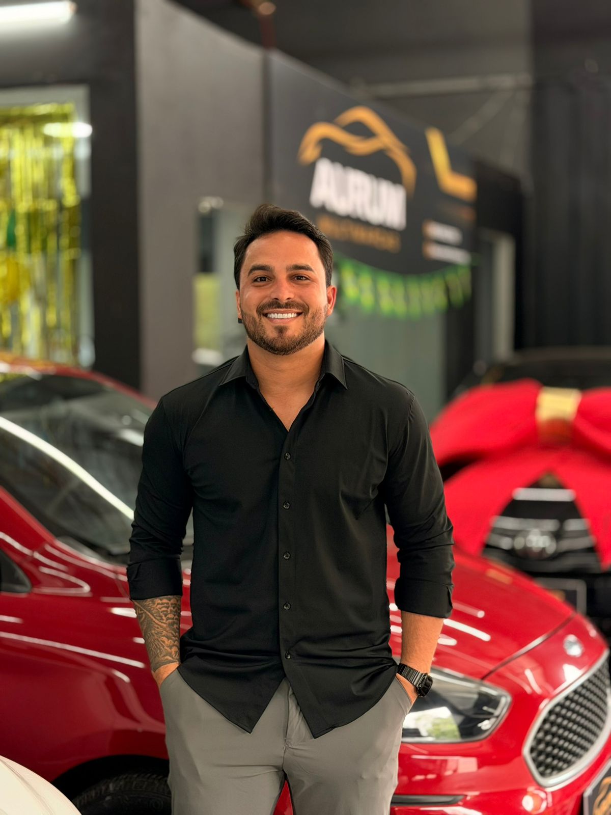 Felipe, fundador da Aurum Multimarcas, dentro da loja
